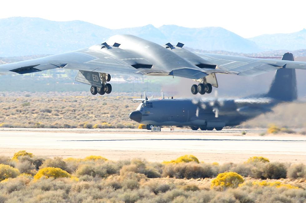 Điểm đặc biệt trong cách thiết kế này đó là máy bay ném bom B-2 cũng không có cánh đuôi đứng - một bộ phận cực kỳ quan trọng không thể thiếu trên bất cứ loại máy bay nào khác, kể cả máy bay dân dụng hạng nhẹ. Nguồn ảnh: USAF.