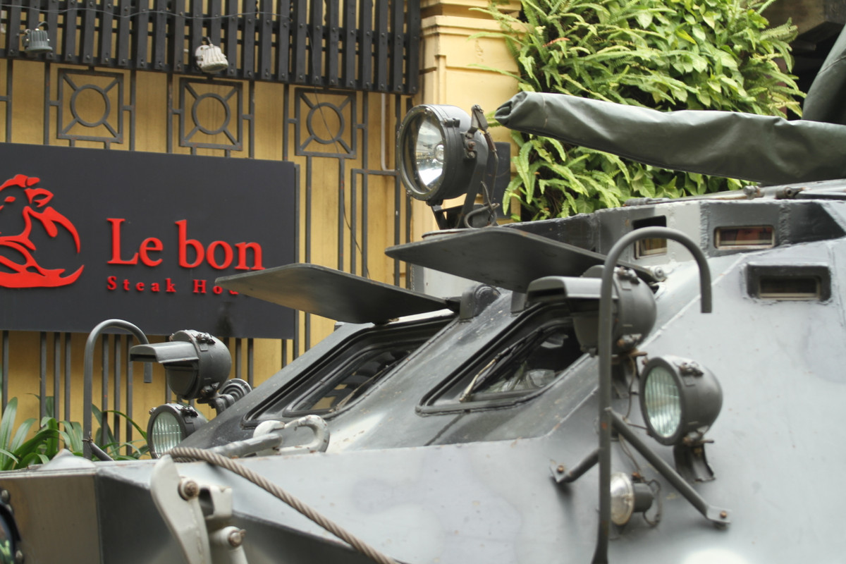 Xe được vũ trang đại liên 14,5 mm, súng máy đồng trục 7,62 mm. Thân xe được bọc giáp với khả năng chống đạn 7,62 mm bắn ở mọi cự ly. BTR-60PB có thể đạt tốc độ tối đa 80 km/h, lội nước 10 km/h.