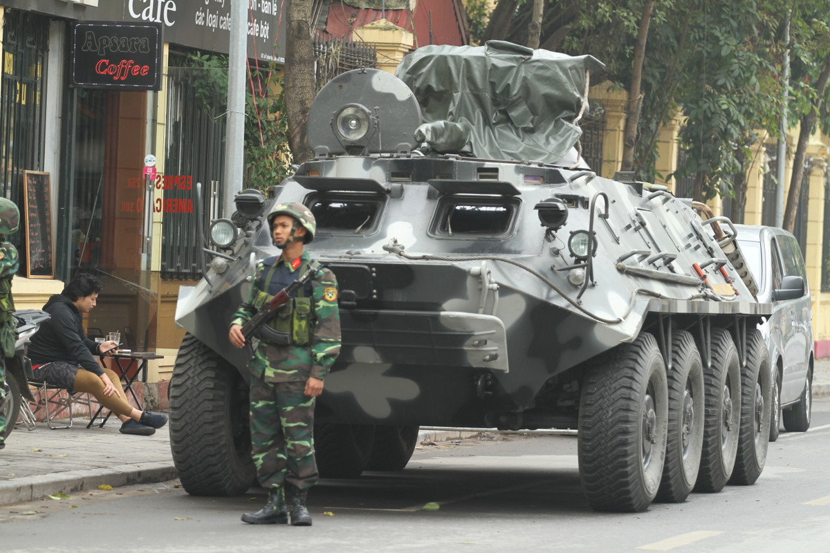 BTR-60PB là dòng xe thiết giáp chở quân do Liên Xô sản xuất vào cuối những năm 1950. Xe có chiều dài 7,5 m, rộng 2,8 m, cao 2,3 m, trọng lượng chiến đấu 10,3 tấn. Xe có thể chở theo 14 binh sĩ với đầy đủ trang bị.