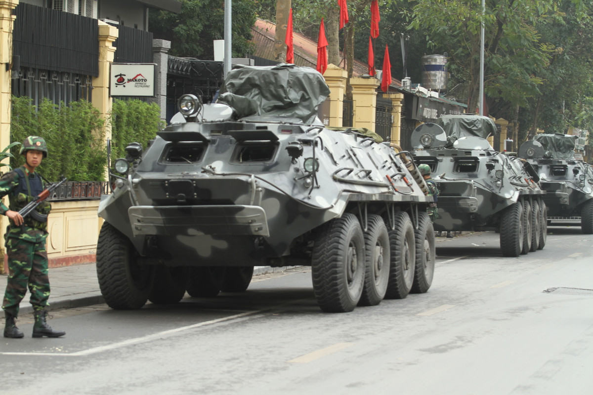 Theo ghi nhận của phóng viên Kiến Thức ngay từ tối ngày 25/02, Quân đội Nhân dân Việt Nam đã tổ chức 2 chốt trực với tổng cộng 8 xe thiết giáp BTR-60PB với hàng chục chiến sĩ nai nịt gọn gàng, trang bị súng tiểu liên AK và nhiều khí tài hiện đại bảo vệ chặt quanh khách sạn Melia.