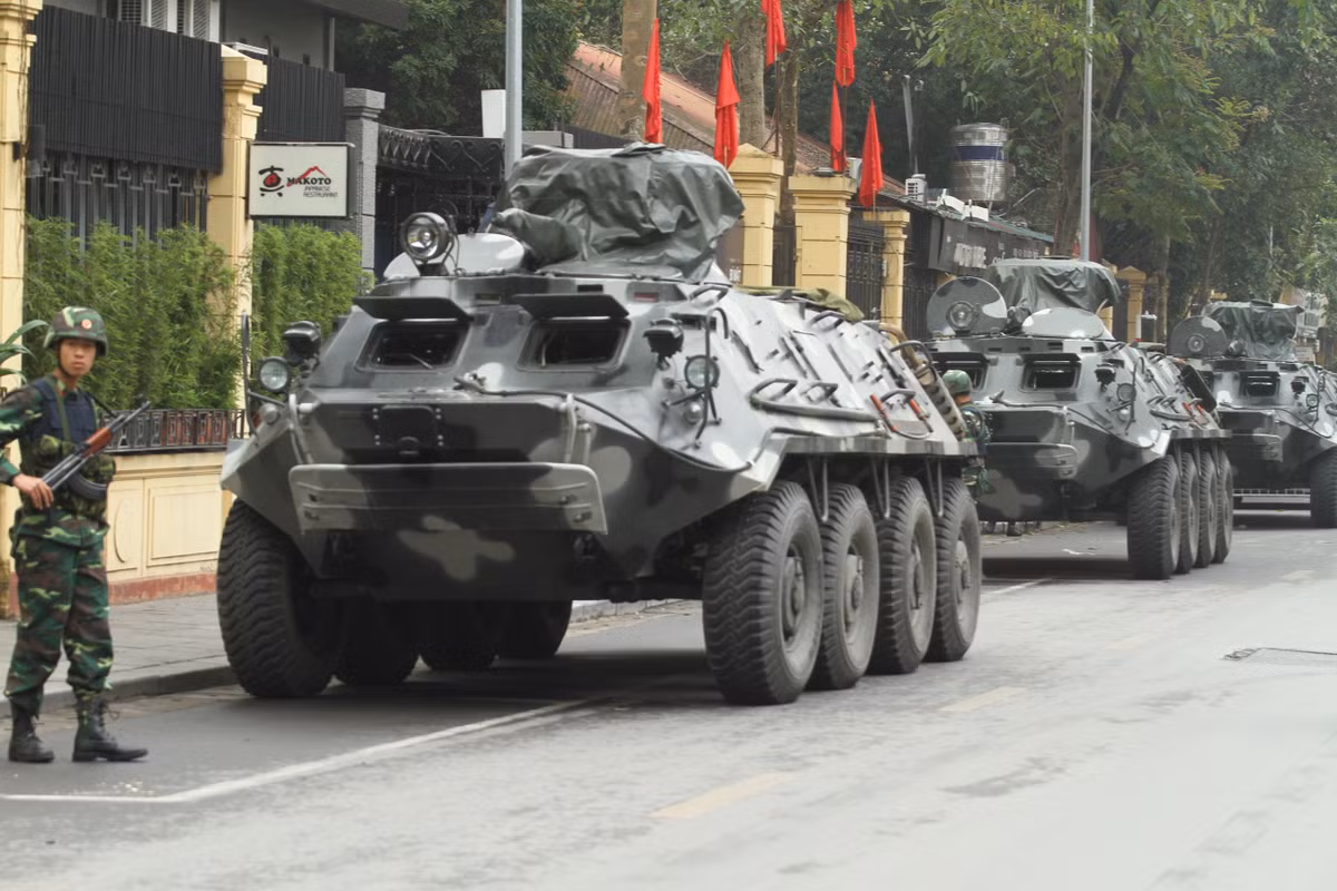 Theo ghi nhận của phóng viên Kiến Thức ngay từ tối ngày 25/02, Quân đội Nhân dân Việt Nam đã tổ chức 2 chốt trực với tổng cộng 8 xe thiết giáp BTR-60PB với hàng chục chiến sĩ nai nịt gọn gàng, trang bị súng tiểu liên AK và nhiều khí tài hiện đại bảo vệ chặt quanh khách sạn Melia.