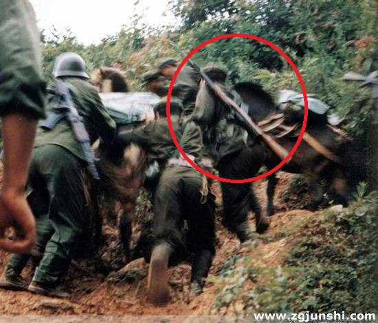 Tuy nhiên so với phiên bản CKC mà phía Việt Nam sử dụng, Type 63 của Trung Quốc có cải tiến khá tốt khi nó sử dụng chung được cả băng đạn với Type 56. Nguồn ảnh: Zgjunshi.