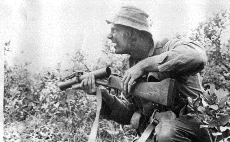 Với khả năng bắn cầu vồng xuyên vật cản như cối cá nhân nhưng lại cơ động không kém gì súng trường, M79 đã được Quân đội Nhân dân Việt Nam sử dụng như một chiến lợi phẩm từ thời đánh Mỹ, khiến bộ binh Trung Quốc thất kinh vì ngay cả khi ngồi yên trong chiến hào, chúng cũng không thể an toàn trước loại vũ khí này. Nguồn ảnh: Theatlantics.