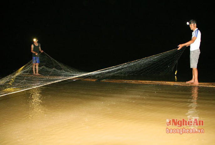 Các loài cá có giá trị cao ở miền Tây Nghệ An đều có đặc tính chung là sống ở vùng nước chảy. Vì thế việc đánh bắt cá hết sức khó khăn. Tuy nhiên, có những hôm may mắn người "săn" cá khủng có thể kiếm được hàng chục triệu trong một đêm.