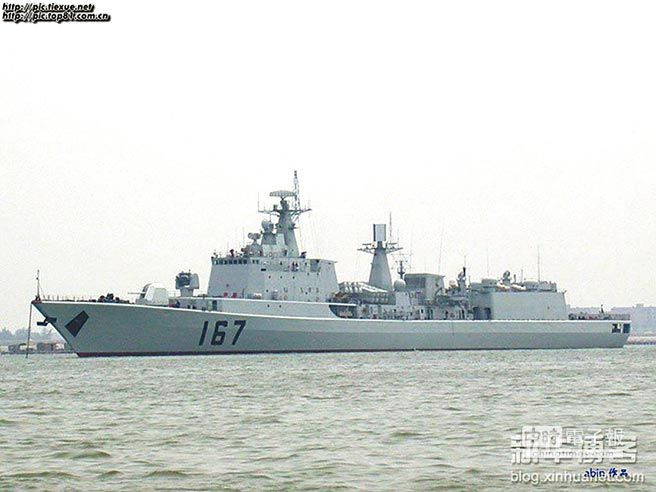 Sau hiện đại hóa, con tàu được trang bị hệ thống vũ khí tốt hơn với tên lửa phòng không HQ-16 phóng thẳng đứng (tầm bắn 50km), hai bệ pháo phòng thủ tầm gần (CIWS) Type 1130 11 nòng 30mm. Nguồn ảnh: QQ.