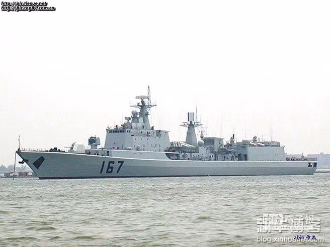 Sau hiện đại hóa, con tàu được trang bị hệ thống vũ khí tốt hơn với tên lửa phòng không HQ-16 phóng thẳng đứng (tầm bắn 50km), hai bệ pháo phòng thủ tầm gần (CIWS) Type 1130 11 nòng 30mm. Nguồn ảnh: QQ.