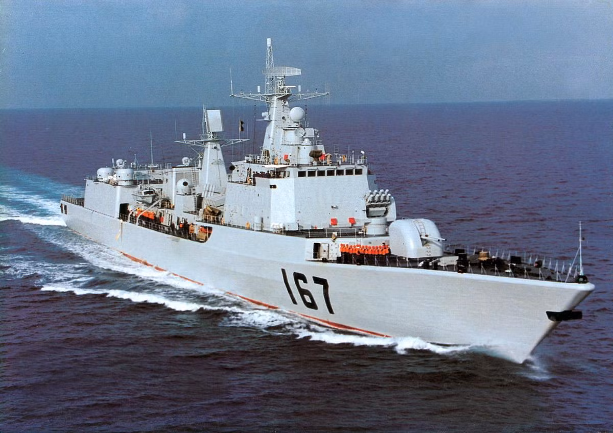 Thế nhưng, sau khi hoàn thành chiếc đầu tiên, nhà máy Đại Liên không bao giờ chế tạo thêm một chiếc Type 051B nào nữa. Hay nói một cách khác, Hải quân Trung Quốc đã không đặt hàng thêm chiếc thứ hai. Điều gì đã xảy ra, phải chăng con tàu có lỗi kỹ thuật lớn? Nguồn ảnh: QQ.