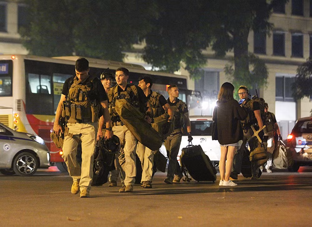 Do không thể mang theo vũ khí và trang thiết bị đặc biệt lên các chuyến bay thương mại, lực lượng đặc nhiệm của Mỹ thường sử dụng máy bay vận tải quân sự để di chuyển trong các chuyến công du của Tổng thống Mỹ. Nguồn ảnh: Danviet.