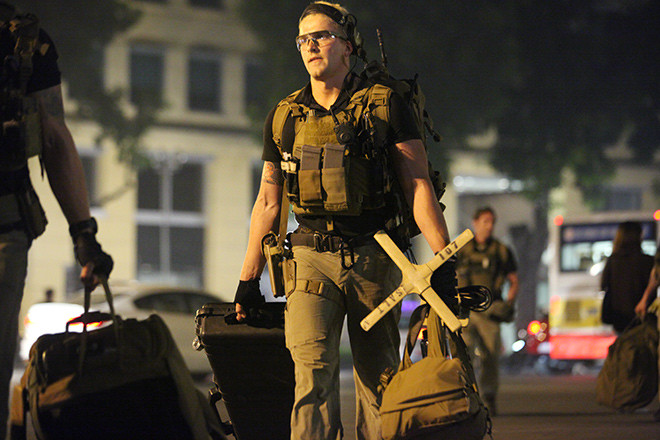 Đặc nhiệm CAT với thiết bị liên lạc vô tuyến cùng ăng-ten vệ tinh xách tay. Nguồn ảnh: Vietnamnet.