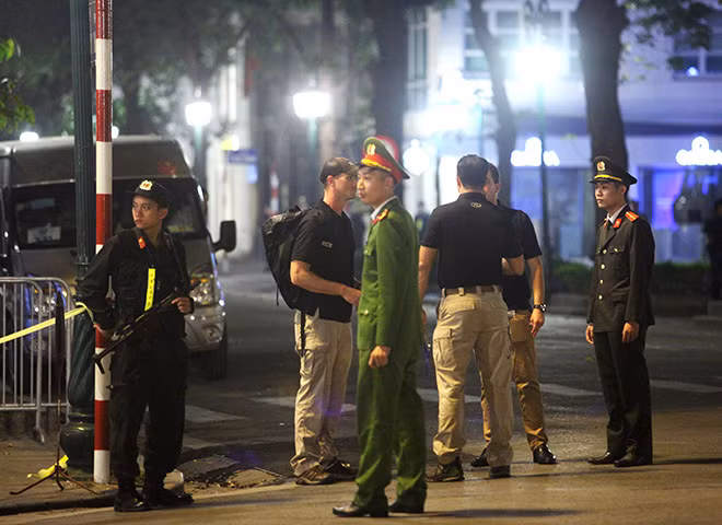 Cùng với lực lượng an ninh của Việt Nam, lực lượng mật vụ và phản ứng nhanh của Mỹ có nhiệm vụ bảo vệ vòng ngoài nơi ở Tổng thổng Mỹ và phái đoàn tạm trú. Nguồn ảnh: Danviet.