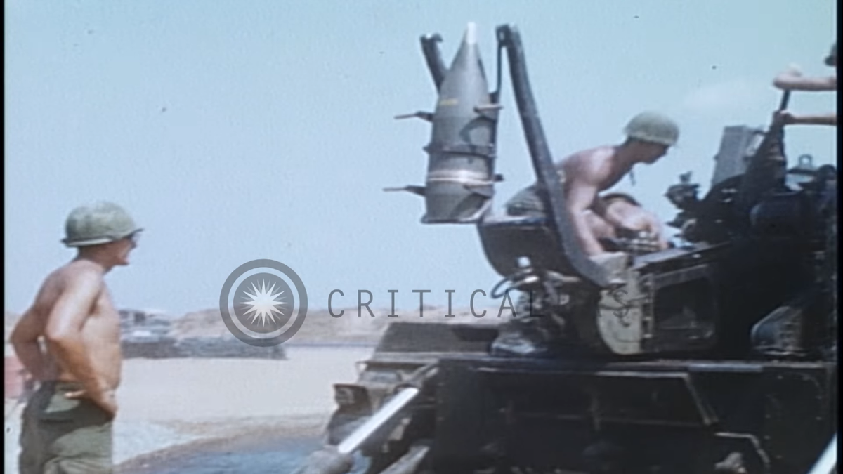 So với các phiên bản sau này, phiên bản nòng ngắn của M110 không có đầu nòng giảm giật khiến tốc độ bắn và độ chính xác của nó không cao. Nguồn ảnh: CriticalPast.