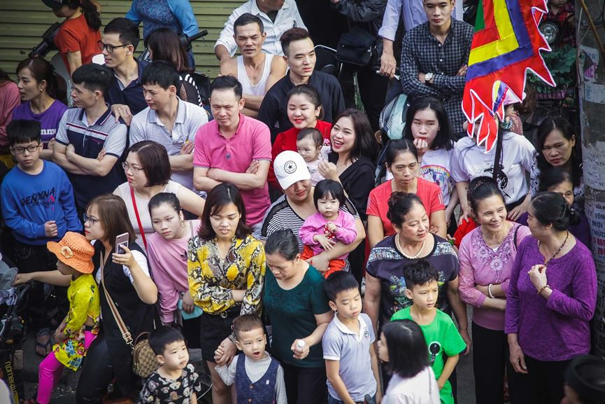 Ai cũng phấn khởi, vui vẻ khi đến dự lễ hội nhất nhì đất Kinh Bắc, cũng là một trong những lễ hội lớn "khai xuân".