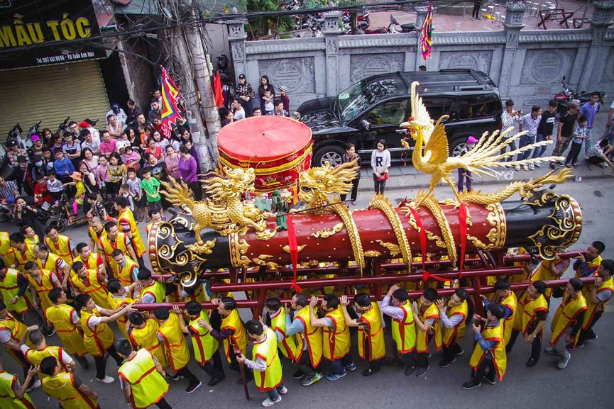 Hai quả pháo được làm bằng gỗ, sơn son thếp vàng, dài 6 m, đường kính hơn 60 cm.