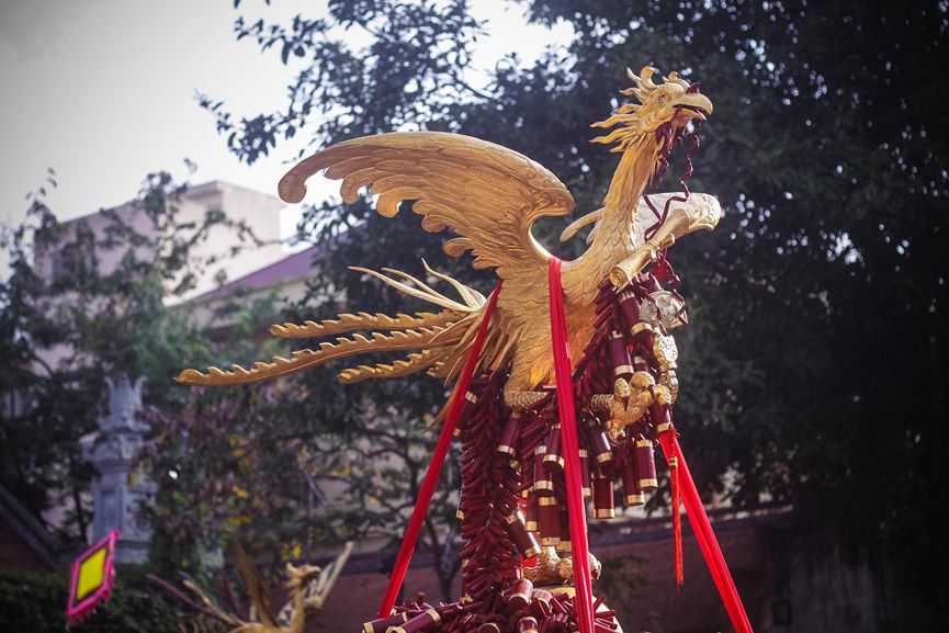 Ngoài 2 quả pháo khổng lồ, còn có cả rước tứ linh, kiệu rước lễ vật dâng lên Đình làng.