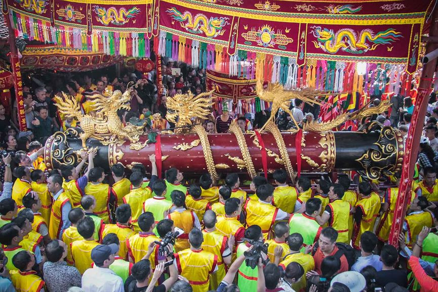 Sau hơn 2 tiếng rước, khoảng 11h, 2 khẩu pháo khổng lồ được chuyển về đình trong sự hò reo của mọi người.