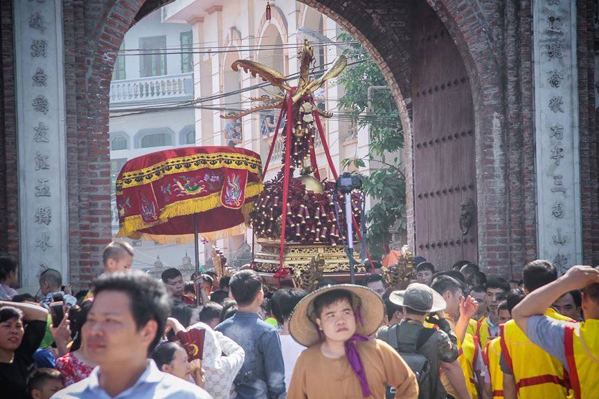 Kiệu được rước qua cổng đình.