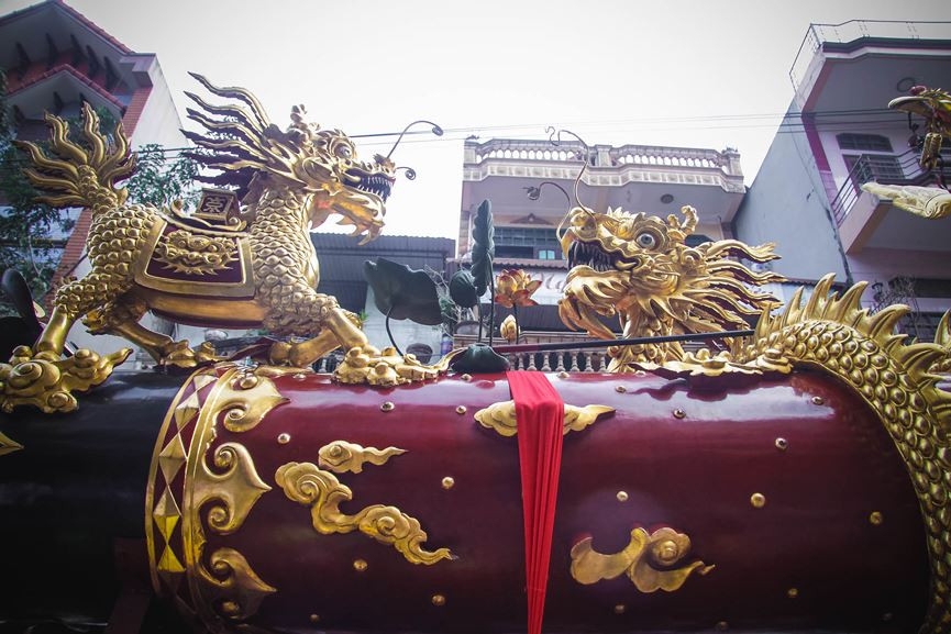 Thân pháo chạm trổ hình long, lân, quy, phụng với mong muốn năm mới mưa thuận gió hòa.