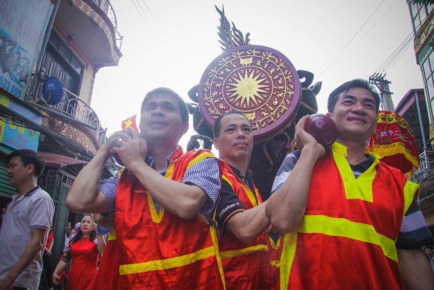 Mỗi kiệu pháo phải cần đến hàng chục người rước.