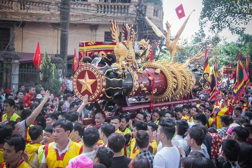 Dòng người vây kín kiệu pháo.