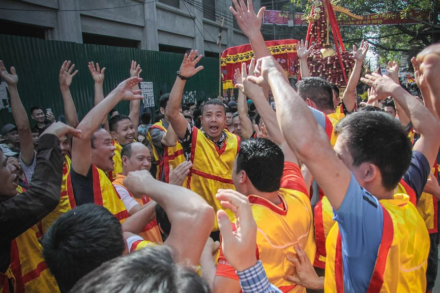 Người rước kiệu thể hiện một tình thần hiếu chiến, hiếu thắng.