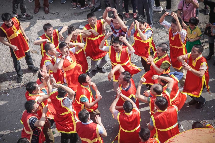 Dân Đồng Kỵ liên tục nhảy múa, hò reo trước kiệu không biết mệt mỏi.