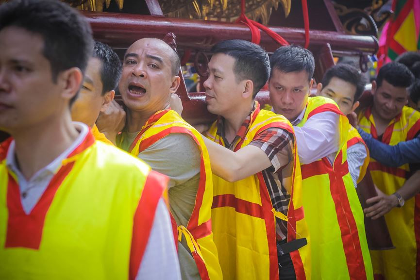 Xưa kia, làng Đồng Kỵ có hội thi làm pháo, đốt pháo để tưởng nhớ, tái hiện ngày Thánh Thiên Cương - vị tướng sau này được dân tôn thờ làm Thành hoàng làng - ra lệnh xuất quân đánh giặc.