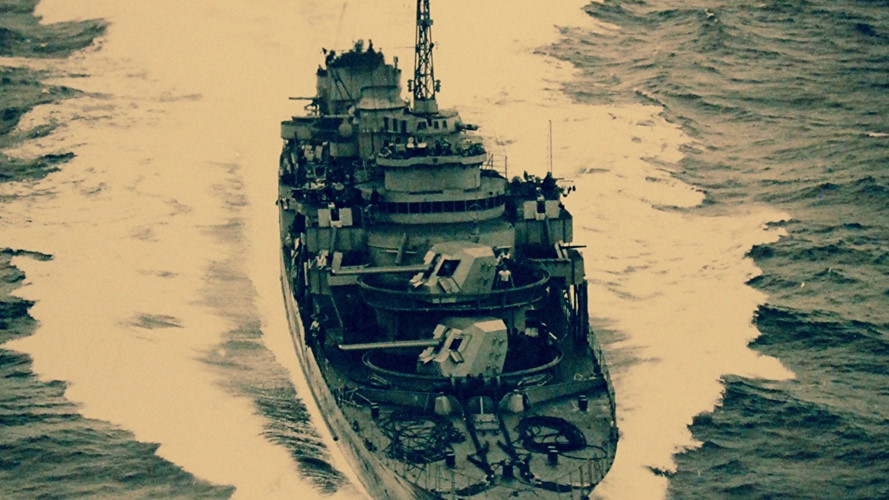 Có độ giãn nước 3400 tấn và được trang bị động cơ tua-bin khí công suất 81000 mã lực, tàu khu trục Le Fantasque có thể di chuyển được với tốc độ tối đa lên tới 45 hải lý giờ - tương đương với... 83 km/h - tốc độ nhanh hơn gần như mọi loại xe tải và thiết giáp cùng thời. Nguồn ảnh: Pinterest.