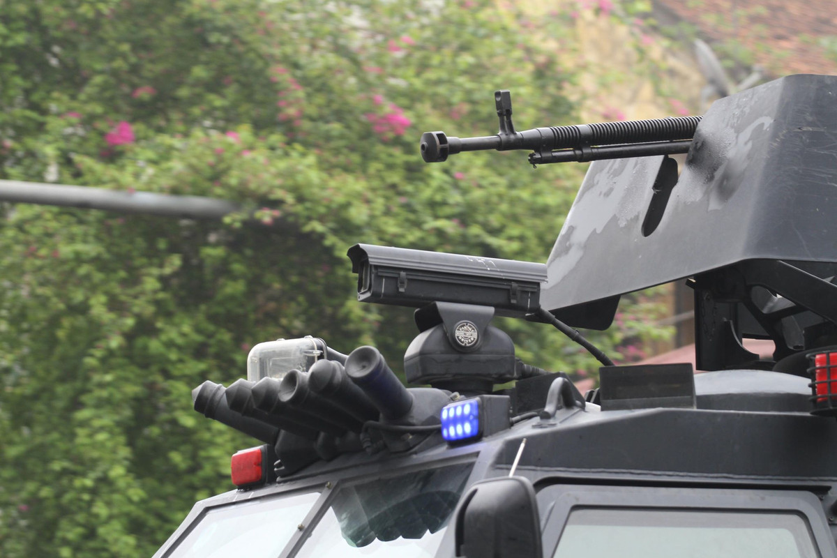 Trong nhiệm vụ bảo vệ thượng đỉnh Mỹ - Triều lần 2, xe thiết giáp S5 được trang bị súng máy 12.7mm DShK kèm theo đó là nhiều thiết bị hỗ trợ khác như ống phóng lựu đạn (lựu đạn khói hoặc lựu đạn hơi cay), đèn, còi và có cả camera giám sát từ bên trong xe. Nguồn ảnh: Zingnews.