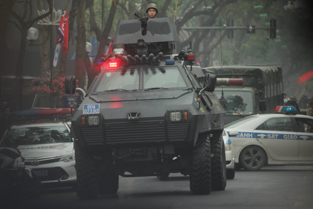 Ngoài ra xe bọc thép S5 còn được trang bị nhiều loại vũ khí, khí tài phù hợp với các nhiệm vụ khác như trinh sát, hộ tống,...