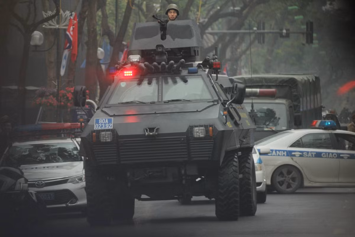 Ngoài ra xe bọc thép S5 còn được trang bị nhiều loại vũ khí, khí tài phù hợp với các nhiệm vụ khác như trinh sát, hộ tống,...