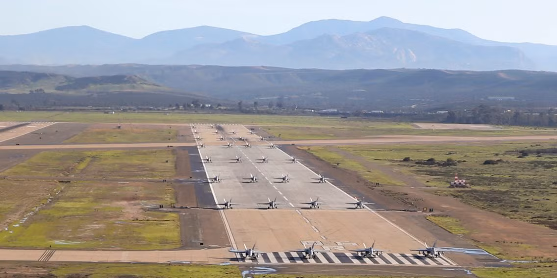 Không chỉ tham gia màn trình diễn Voi đi bộ này, tất cả các máy bay F/A-18 sau đó đã lần lượt cát cánh theo từng tốp hàng ngang bốn chiếc một tới khi tất cả đều lên không, trong trạng thái sẵn sàng chiến đấu. Nguồn ảnh: BI.