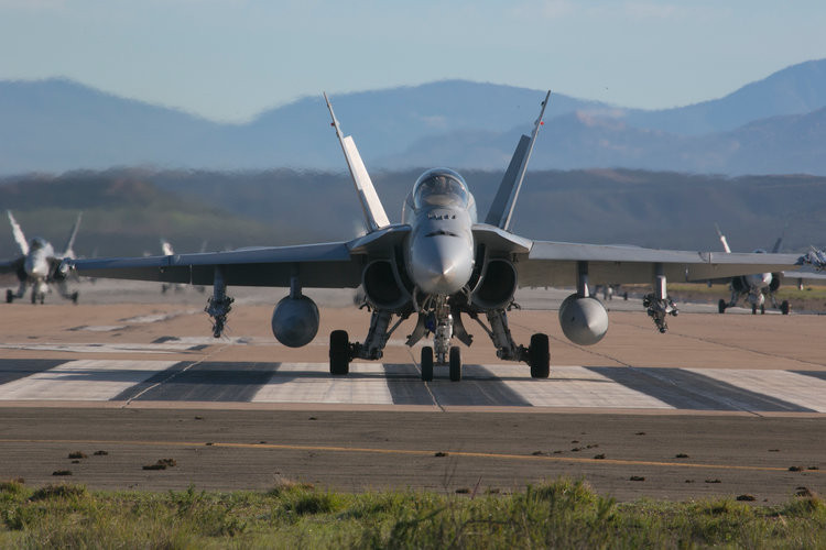 Đội hình của lực lượng Voi đi bộ F/A-18 dãn cách nhau và có chiều dài lên tới gần 2 km. Trong quá trình triển khai cất cánh, toàn bộ 30 chiếc F/A-18 đã lên không chỉ trong vòng chưa tới 3 phút. Nguồn ảnh: BI.