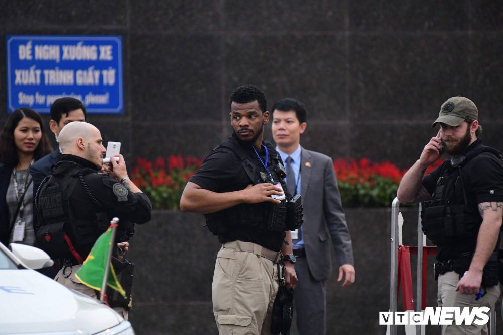 Mặc dù vậy, có thể thấy các đặc vụ Mỹ được rải dọc đường thường không mang theo vũ khí hạng nặng mà sử dụng trang bị nhẹ là chủ yếu. Ảnh: VTC news