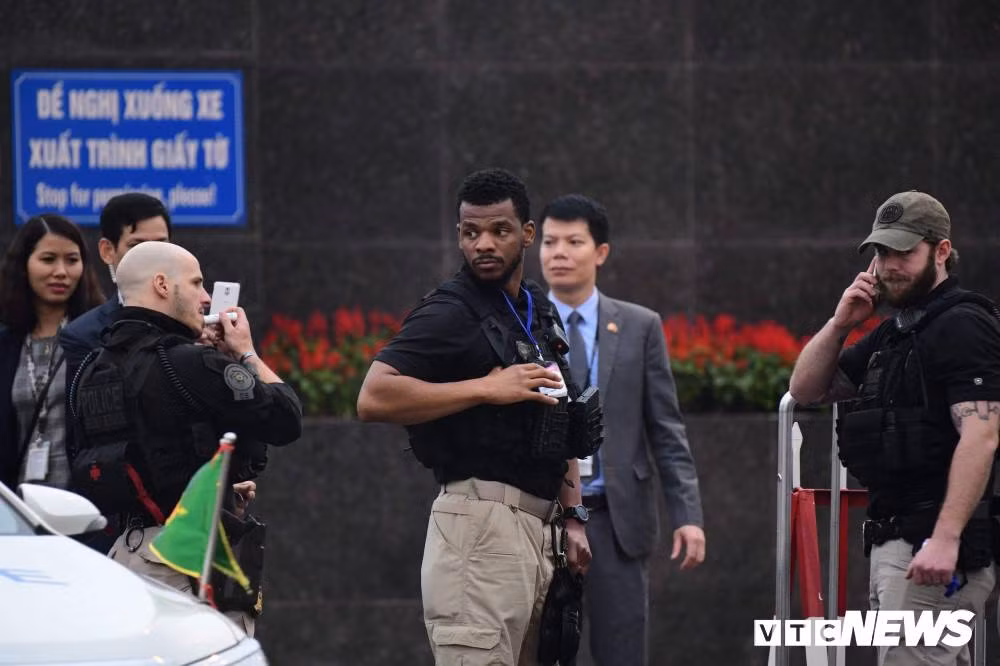 Mặc dù vậy, có thể thấy các đặc vụ Mỹ được rải dọc đường thường không mang theo vũ khí hạng nặng mà sử dụng trang bị nhẹ là chủ yếu. Ảnh: VTC news