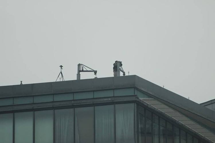 Các đặc vụ bắn tỉa bảo vệ Tổng thống Donald Trump chốt giữ trên các điểm cao của khách sạn Marriott liên tục quan sát xung quanh để đảm bảo an ninh. Ảnh: Mạnh Hưng.