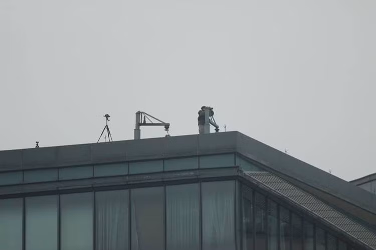 Các đặc vụ bắn tỉa bảo vệ Tổng thống Donald Trump chốt giữ trên các điểm cao của khách sạn Marriott liên tục quan sát xung quanh để đảm bảo an ninh. Ảnh: Mạnh Hưng.