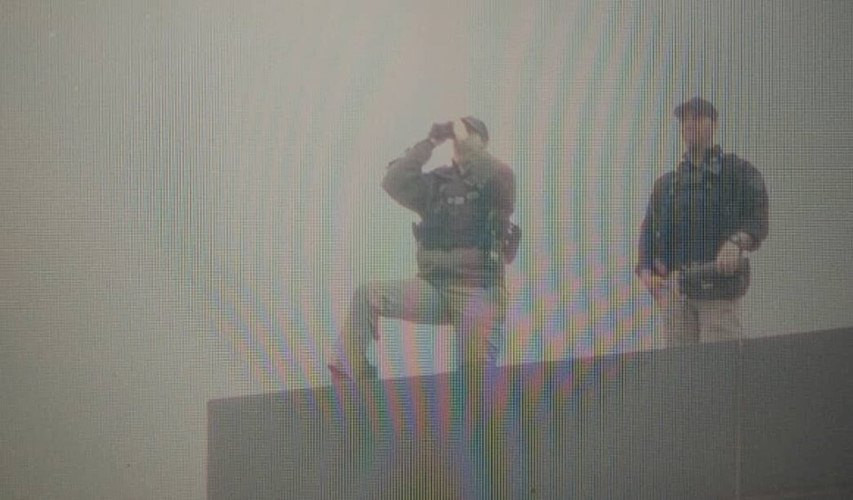 Khác với lực lượng bảo vệ ông Kim Jong-un, lực lượng bảo vệ ông Donald Trump dường như lại chú trọng tới việc bảo vệ vòng ngoài hơn với nhiều lớp bảo vệ dày đặc xung quanh tuyến đường di chuyển và quanh khách sạn vị Tổng thống này ở. Ảnh: Mạnh Hưng.