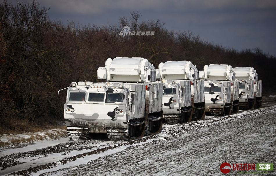 Công suất này cho phép nó di chuyển với tốc độ nhanh nhất có thể lên tới 45 km/h và có tầm hoạt động 700 km. Khả năng vượt vật cản của loại phương tiện này khá đáng nể khi nó có thể vượt hào rộng 4,5 mét hoặc trèo qua chướng ngại vật cao 1.2 mét. Nguồn ảnh: Sina.