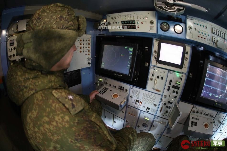 Khung gầm này chia làm hai toa với toa thứ hai có gắn tổ hợp Tor-M2 trên nóc trong khi đó toa thứ nhất được sử dụng làm "nơi ăn chốn ở" cho toàn bộ kíp chiến đấu. Nguồn ảnh: Sina.