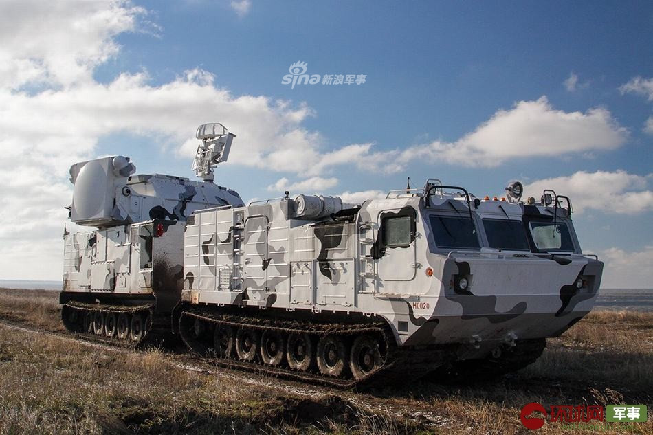 Các loại mục tiêu của Tor-M2DT bao gồm gần như mọi loại mục tiêu bay, trong đó có máy bay, trực thăng, tên lửa hành trình, tên lửa có dẫn đường, bom, máy bay không người lái,... Nguồn ảnh: Sina.