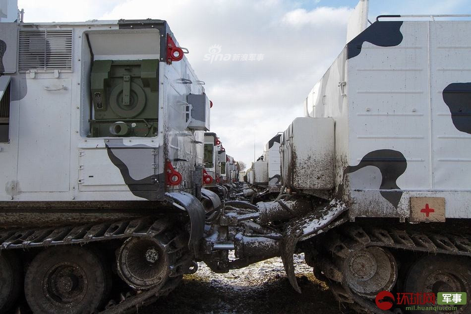 Hai toa được đấu nối với nhau bằng khớp nối chịu lực và ống thông khí cũng như hệ thống điện dự phòng. Công suất tối đa mà tổ hợp Tor-M2DT có thể đạt được là 800 mã lực. Nguồn ảnh: Sina.