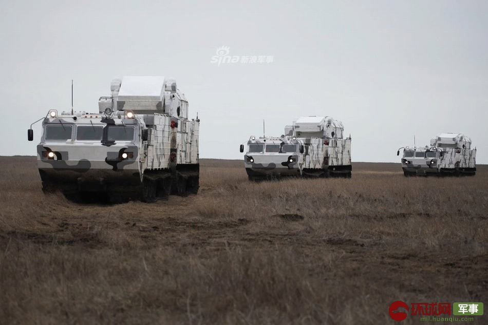 Khả năng chiến đấu của Tor-M2DT về cơ bản vẫn tương đồng với mọi hệ thống Tor-M2 khác khi nó có thể phát hiện 48 mục tiêu, theo dõi 10 mục tiêu và tấn công tiêu diệt mục tiêu ở khoảng cách tối đa 12 km. Nguồn ảnh: Sina.