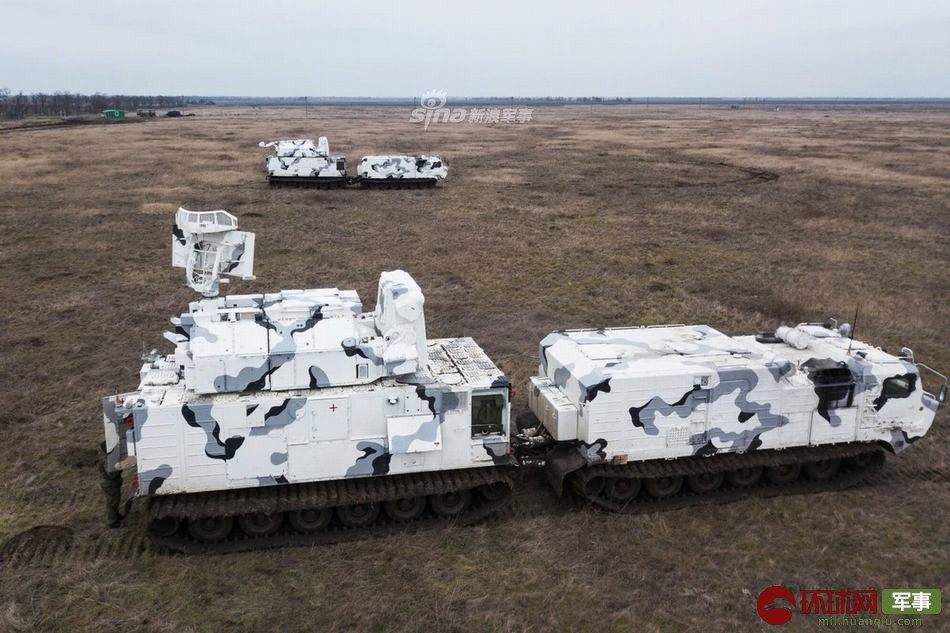 Phiên bản đặc biệt dành riêng cho chiến trường Bắc Cực của tổ hợp tên lửa Tor-M2 có tên Tor-M2DT. Về cơ bản thì phiên bản này là hệ thống Tor-M2 được đặt trên khung gầm đặc biệt. Nguồn ảnh: Sina.