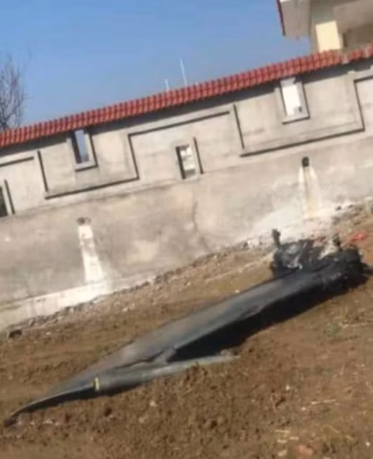 Những mảnh vỡ của chiếc MiG-21 được tìm thấy sau khi phía Pakistan bắn hạ. Nguồn ảnh: QQ.