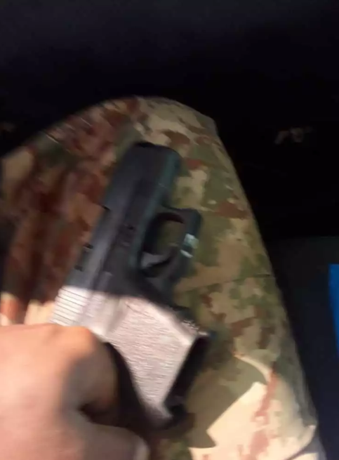 Khẩu súng ngắn mà viên phi công Ấn Độ mang theo người, theo những thông tin ban đầu viên phi công này đã không hề chống trả khi bị bắt giữ. Nguồn ảnh: QQ.