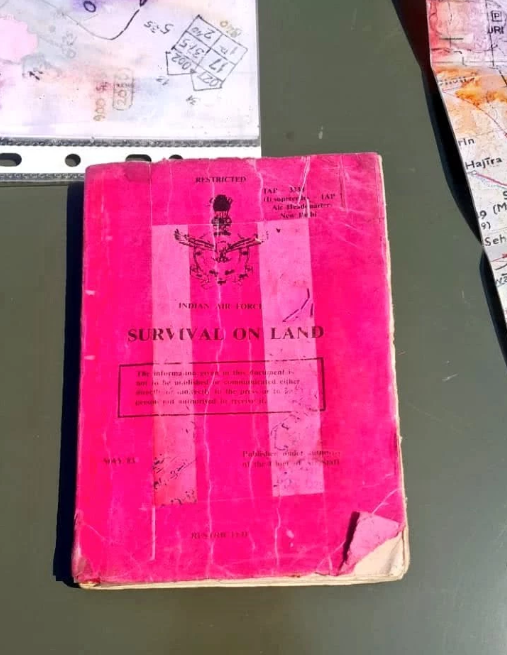 Trong người phi công này còn có một cuốn sách hướng dẫn cách sinh tồn dưới đất, đề phòng trường hợp phi cơ bị bắn rơi và phi công phải nhảy dù xuống đất địch. Tất nhiên là viên phi công này chưa có cơ hội để sử dụng những kiến thức có trong cuốn sách này. Nguồn ảnh: QQ.