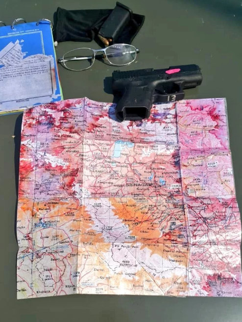 Dựa trên các hình ảnh kèm video được hé lộ, phi công Ấn Độ bị thương tích ở vùng mặt, mất nhiều máu nhưng người nay vẫn đủ tỉnh táo tự đi lại và trả lời các câu hỏi từ phía Pakistan. Trong ảnh là giấy tờ, bản đồ vũ khí của phi công Abhinandan Varthaman khi bị bắt giữ. Nguồn ảnh: QQ.