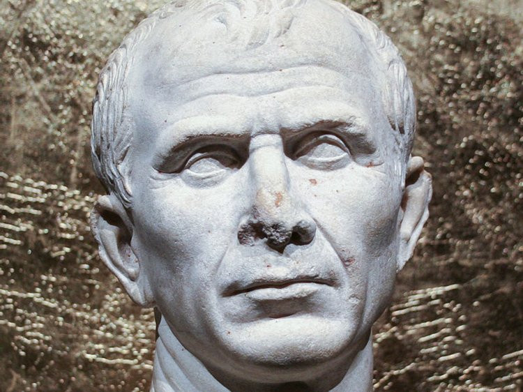 Vị trí thứ hai thuộc về Julius Caesar dù ông không hề tham gia chỉ huy trực tiếp bất cứ một trận chiến nào mà chỉ đóng nhiệm vụ tham mưu bằng những chiến thuật đầy rủi ro nhưng không kém phần táo bạo mà vị vua này có thể đưa ra. Nguồn ảnh: BI.