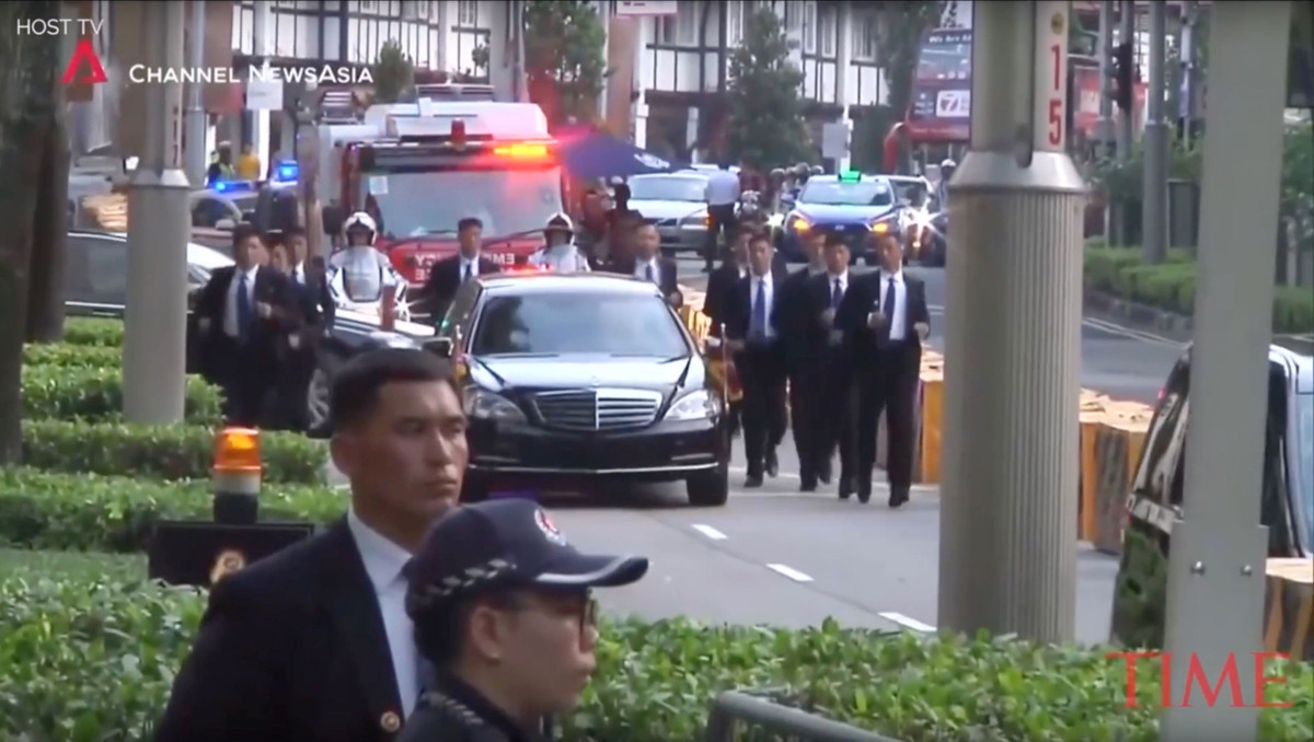 Trong Hội nghị Thượng đỉnh Mỹ - Triều lần thứ nhất diễn ra tại Singapore, các cận vệ của Lãnh đạo Kim Jong-un thậm chí còn chạy theo xe của ông khi di chuyển trên đường. Có thể gần như chắc chắn rằng, cách thức bảo vệ này nhiều khả năng sẽ được lực lượng này lặp lại tại Hà Nội trong Thượng đỉnh Mỹ - Triều lần hai sắp tới đây. Nguồn ảnh: Time.