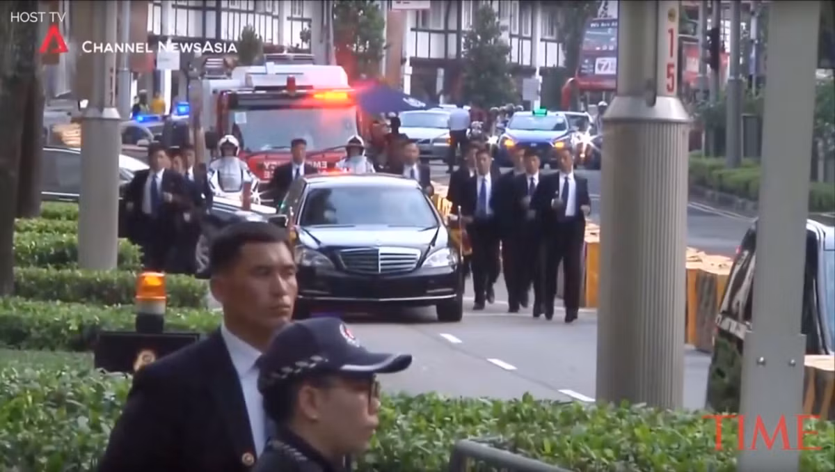 Trong Hội nghị Thượng đỉnh Mỹ - Triều lần thứ nhất diễn ra tại Singapore, các cận vệ của Lãnh đạo Kim Jong-un thậm chí còn chạy theo xe của ông khi di chuyển trên đường. Có thể gần như chắc chắn rằng, cách thức bảo vệ này nhiều khả năng sẽ được lực lượng này lặp lại tại Hà Nội trong Thượng đỉnh Mỹ - Triều lần hai sắp tới đây. Nguồn ảnh: Time.